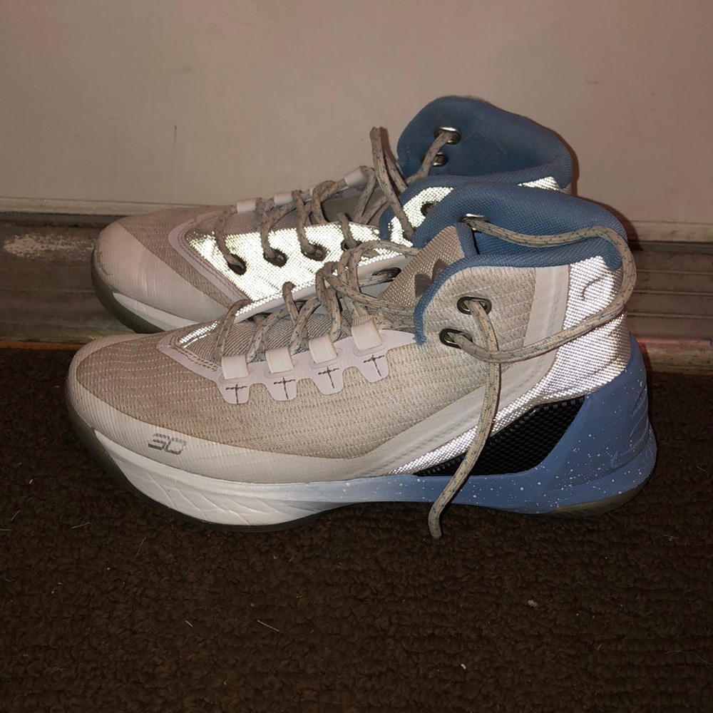 Basketball shoes